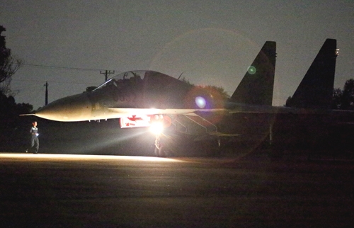 … Để cán bộ kỹ thuật kiểm tra lần cuối trước khi cất cánh.