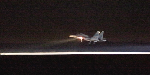 Những chiếc “Hổ mang chúa” tiếp theo dũng mãnh lao vút vào không trung như những mũi tên xuyên đêm.