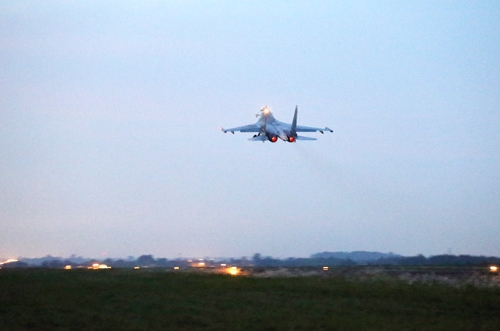 Su-30MK2 có khả năng thực hiện các nhiệm vụ đa dạng trong nhiều điều kiện thời tiết, môi trường khắc nghiệt, bất kể ngày hay ban đêm, khoảng cách và được trang bị nhiều vũ khí hiện đại.