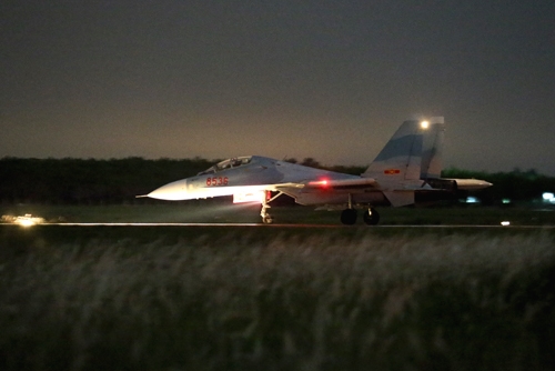 Sau chuyến bay khí tượng trở về, chiếc máy bay đầu tiên di chuyển từ nơi đỗ ra phía đường băng…