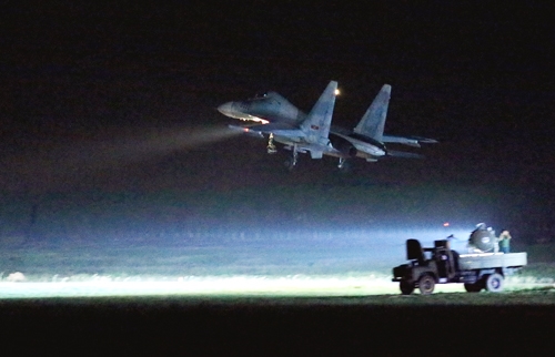 …Nhưng trong bài bay đêm nay, máy bay tiếp tục bay lên thực hiện tiếp một vòng bay nữa sau đó mới hạ cánh.