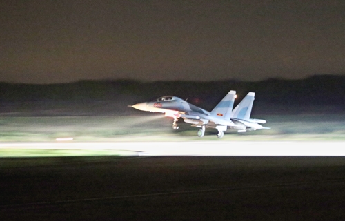 Tốc độ lúc cất cánh lên đến khoảng 200-300km/giờ và có tầm bay lên đến khoảng 3.000km.