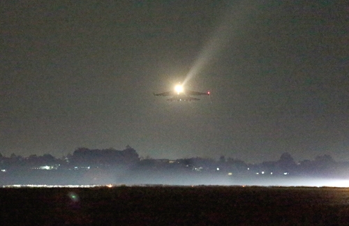 Sau khi bay một vòng, phi công hướng về phía đường băng chuẩn bị hạ cánh…