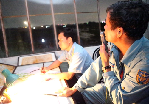 Việc phối hợp giữa các phi công và bộ phận chỉ huy mặt đất, thông tin,… đòi hỏi chặt chẽ và chính xác.