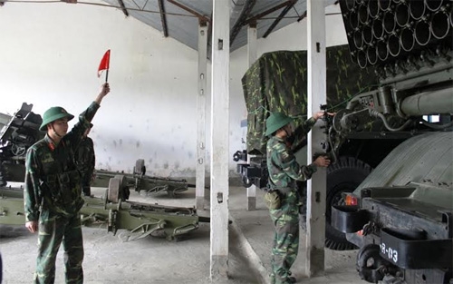 Triển khai đội hình khẩu đội pháo BM-21 cơ động làm nhiệm vụ.