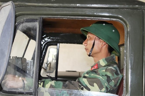 Lái xe, Thượng úy QNCN Trần Nam Hải khởi động xe, chuẩn bị xuất phát khi có lệnh.