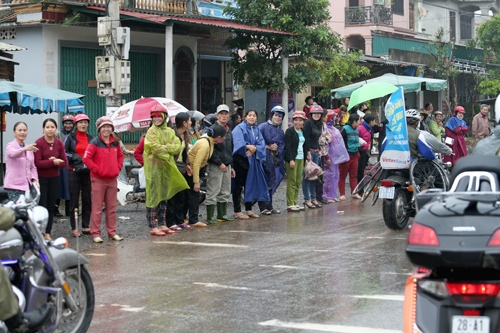 Tuy trời mưa nhưng người dân đứng rất đông bên đường cổ vũ cho các vận động viên.