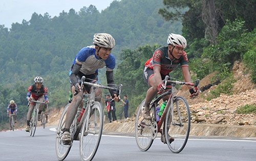 Trời mưa nên các vận động viên thi đấu trong trang phục ướt sũng và lấm lem bùn đất.