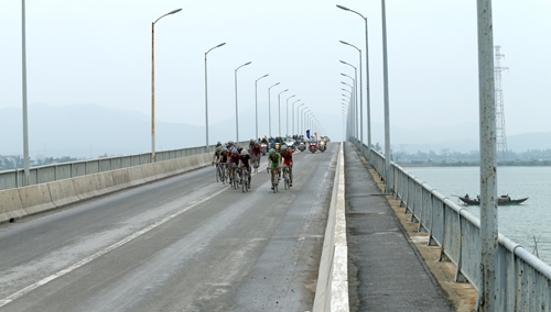 Vượt cầu Sông Gianh.