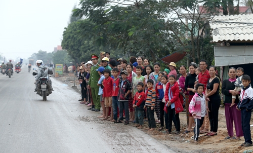 Người dân cổ vũ nhiệt tình cho các vận động viên.