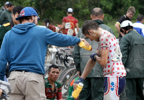 Ngay sau khi đến đích, các vận động viên nhanh chóng cùng Ban tổ chức viếng mộ Đại tướng Võ Nguyên Giáp.
