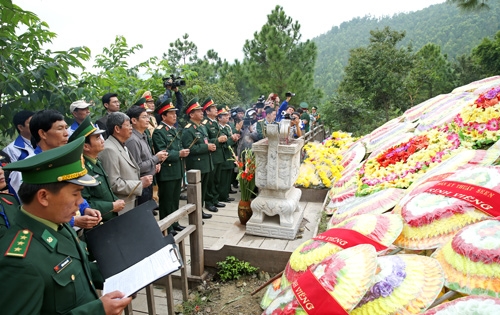 Ban tổ chức và các vận động viên vào viếng mộ Đại tướng Võ Nguyên Giáp.