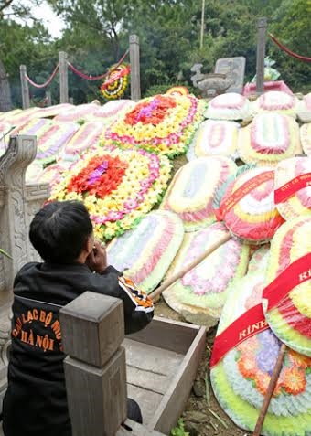 Xúc động trước mộ Đại tướng Võ Nguyên Giáp.