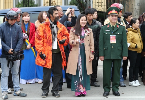 Thiếu tướng Phạm Văn Huấn, Tổng biên tập Báo QĐND, Trưởng ban tổ chức giải cùng lãnh đạo tỉnh Cao Bằng phất cờ xuất phát chặng đua 11.