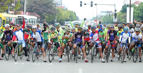 Các cua-rơ khá thoải mái trước lúc xuất phát.