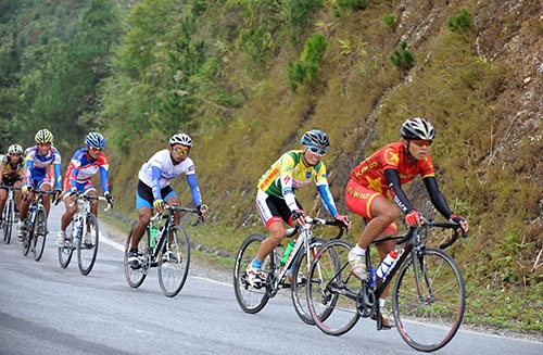 Với sự quyết tâm cao độ, các cua-rơ bám đuổi nhau rất sát.