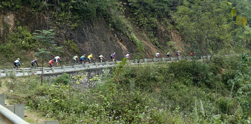 Liên tiếp chinh phục các đèo.