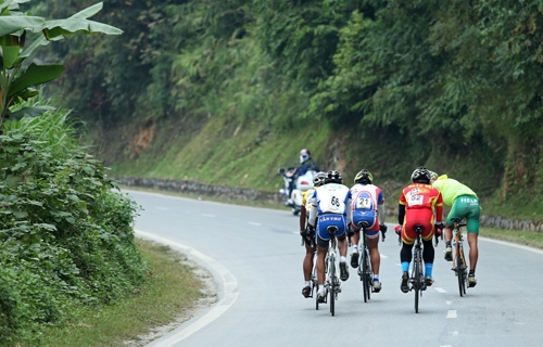 Các cua-rơ tách tốp bứt phá quyết liệt.