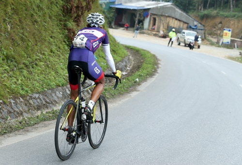 Những chặng đầu của các đèo, cua-rơ của đội tuyển Lào (LAO CCN TEAM) có cú bứt phá khá ngoạn mục khi bỏ xa các đối thủ hàng ki-lô-mét phía sau.