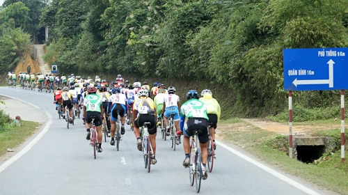 Chặng đua đi qua nhiều địa danh lịch sử của Bắc Kạn, Cao Bằng.