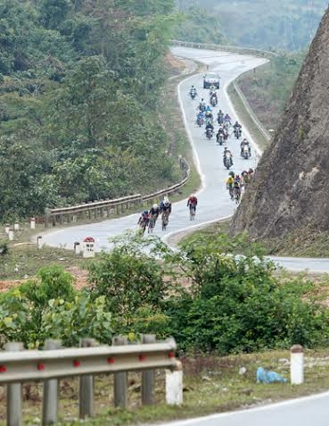 Những cung đường uốn lượn đẹp mắt nhưng là thử thách với các cua-rơ.