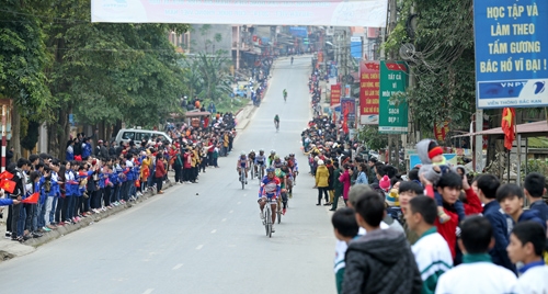 Rất đông học sinh trrên địa bàn huyện Ngân Sơn, Bắc Kạn cổ vũ cho đoàn đua qua địa bàn.