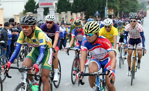 Các cua-rơ đeo bám nhau quyết liệt.