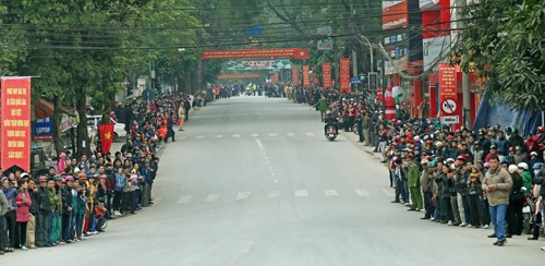 Hàng vạn người dân dọc tuyến đường lên Cao Bằng đứng cổ vũ đoàn đua...