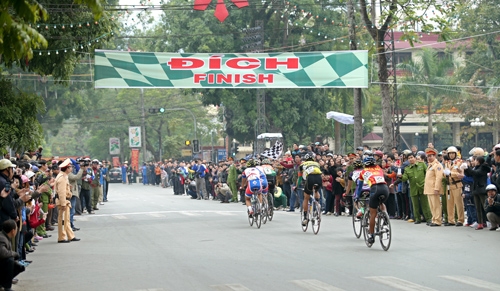 ...động viên các cua-rơ hướng về phía đích.