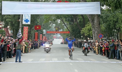 Cua-rơ Đỗ Tuấn Anh của đội Dược DOMESCO Đồng Tháp 1 xuất sắc cán đích đầu tiên.