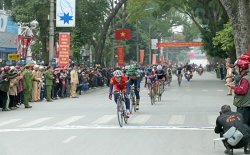 Về vị trí thứ hai là cua-rơ Loic Desriac của đội ADC-Truyền hình Vĩnh Long và vị trí thứ Ba là cua-rơ Huỳnh Thanh Tùng của đội Quân đội 1.