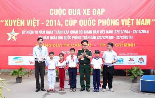 Ban tổ chức trao 5 suất học bổng cho con các gia đình quân nhân có hoàn cảnh khó khăn…