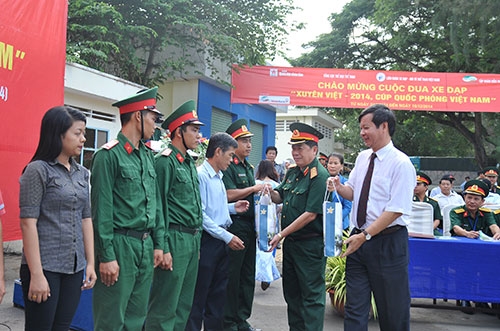 ...Và 10 suất quà cho các gia đình chính sách trên địa bàn thành phố Cần Thơ.