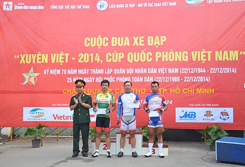 Thượng úy Nguyễn Thanh Thuận, Giám đốc Chi nhánh Viettel tại thành phố Cần Thơ trao giải thưởng dọc đường cho các vận động viên về Nhất, Nhì, Ba.