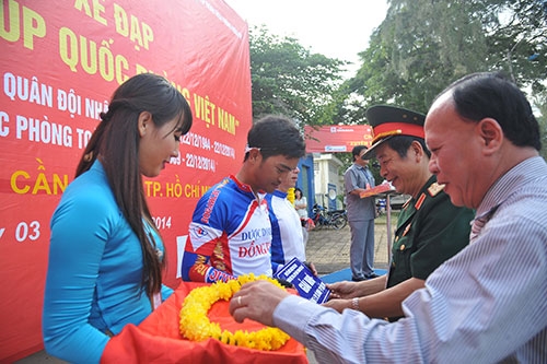 Ban tổ chức trao giải Nhất, Nhì, Ba của chặng 1 cho các vận động viên.