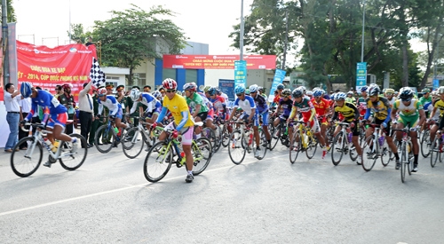 Lãnh đạo thành phố Cần Thơ phất cờ xuất phát chặng đua.