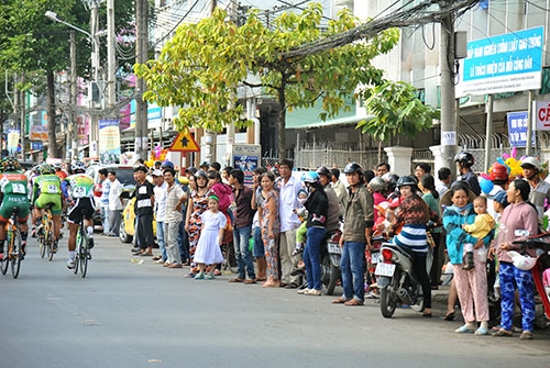 Các vận động viên đua tài ngay từ những ki-lô-mét đầu tiên của chặng đua.