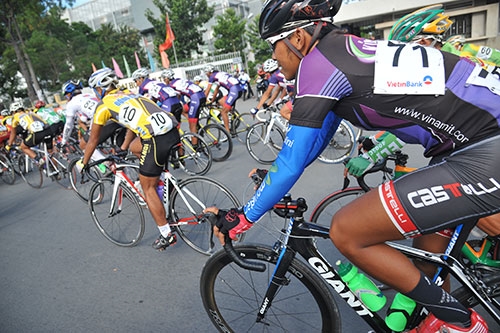 Đội tuyển Lào bám đuổi quyết liệt các đội khác.