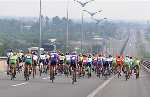 Đoàn đua vượt cầu Cần Thơ.