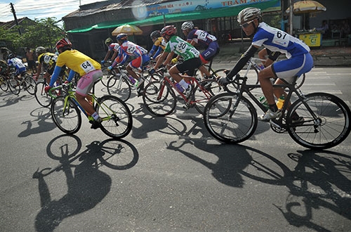 Khi đoàn đua qua địa phận tỉnh Vĩnh Long nắng đã rát mặt.