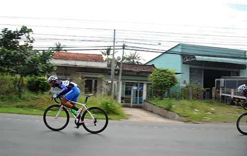 Đến địa phận tỉnh Tiền Giang, đoàn đua đã tách thành những tốp nhỏ bám đuổi nhau.