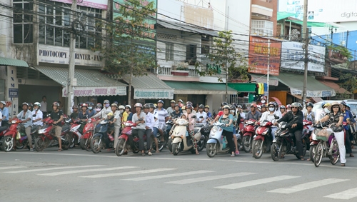 Người dân đứng xem các vận động viên tranh tài.