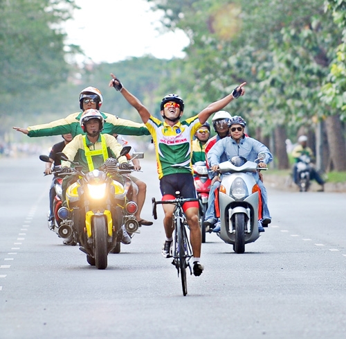 Vận động viên Huỳnh Mai Duy, Đội thành phố Hồ Chí Minh 1 cán đích đầu tiên.