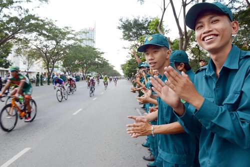 Nhân dân TP Hồ Chí Minh háo hức chờ đón đoàn đua về thành phố mang tên Bác.