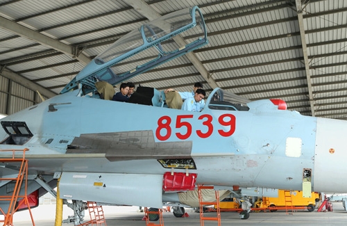 Việc chuẩn bị cho ban bay được đội ngũ kỹ sư hàng không và nhân viên kỹ thuật thực hiện từ khá sớm.