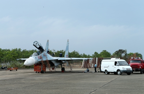 Nhân viên kỹ thuật mặt đất kiểm tra máy bay và chuẩn bị tiếp dầu.