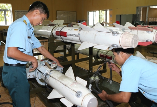 Ngoài nhiệm vụ huấn luyện, khi đảm nhiệm nhiệm vụ trinh sát, tuần tiễu, bảo vệ vùng trời, vùng biển, Su-30MK2 thường mang theo vũ khí.