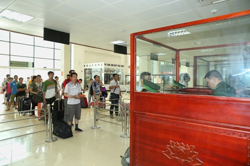 Người dân Trung Quốc làm thủ tục nhập cảnh vào Việt Nam sáng 3-6-2014 tại cửa khẩu Hữu Nghị, tỉnh Lạng Sơn.