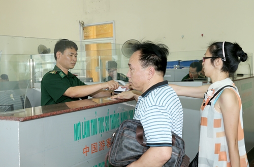 Các thủ tục được làm nhanh chóng để người dân qua lại biên giới dễ dàng.