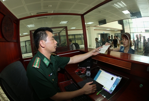 Chỉ một vài phút là người dân có thể nhanh chóng hoàn thiện thủ tục ở Cửa khẩu Quốc tế Hữu Nghị.